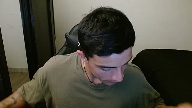 Snapshot of kv___xxx_ chatting on 10/26/25, 01:33 kv   xxx  online show from 10/26/25, 01:33