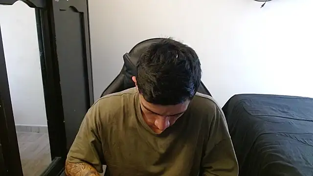 Snapshot of kv___xxx_ chatting on 10/26/25, 04:46 kv   xxx  online show from 10/26/25, 04:46