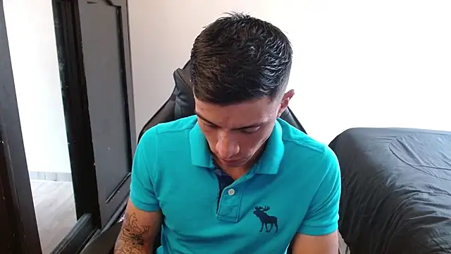 Snapshot of kv___xxx_ chatting on 10/28/25, 03:47 kv   xxx  online show from 10/28/25, 03:47