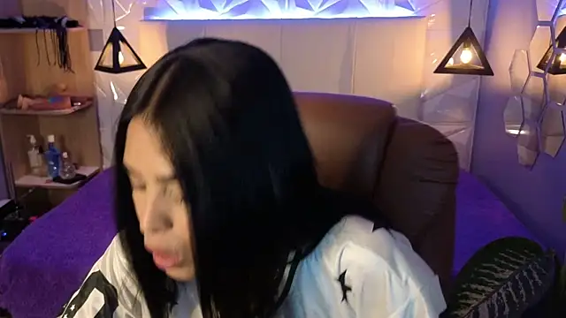 Snapshot of AlessiaVal_ chatting on 12/18/25, 05:30 AlessiaVal online show from 12/18/25, 05:30