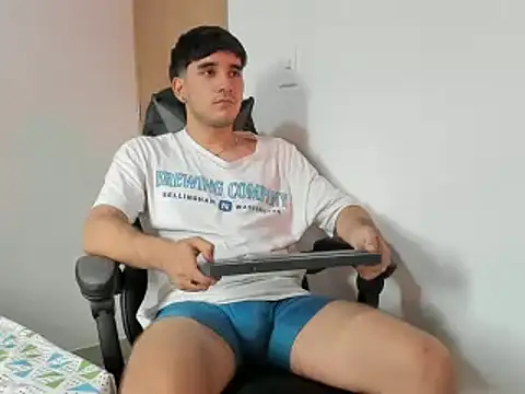 Snapshot of leo030809 chatting on 01/10/25, 10:25 leo030809 online show from 01/10/25, 10:25