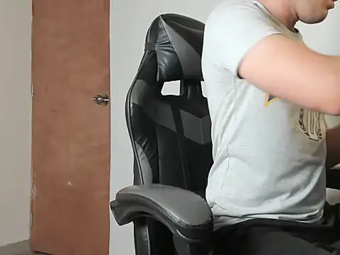 Snapshot of leo030809 chatting on 02/14/26, 09:00 leo030809 online show from 02/14/26, 09:00