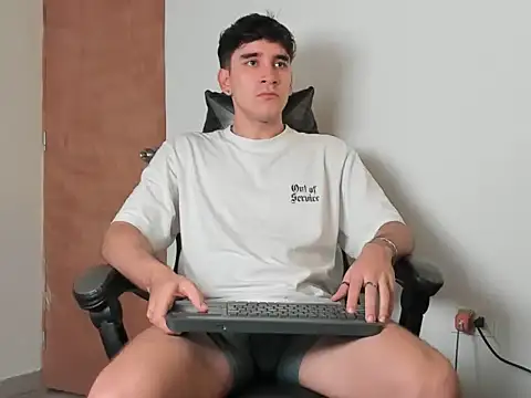 Snapshot of leo030809 chatting on 02/21/26, 05:14 leo030809 online show from 02/21/26, 05:14