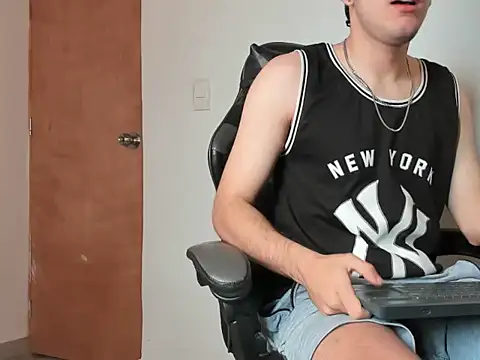 Snapshot of leo030809 chatting on 02/23/26, 05:10 leo030809 online show from 02/23/26, 05:10