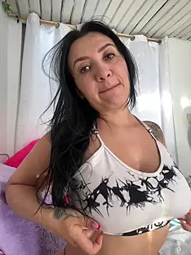 Snapshot of juliamond chatting on 03/07/25, 09:27 juliamond online show from 03/07/25, 09:27