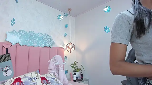 Snapshot of MAYROBERTSS chatting on 12/14/24, 12:12 MAYROBERTSS online show from 12/14/24, 12:12