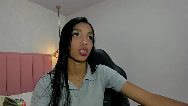 Snapshot of MAYROBERTSS chatting on 02/10/25, 12:18 MAYROBERTSS online show from 02/10/25, 12:18