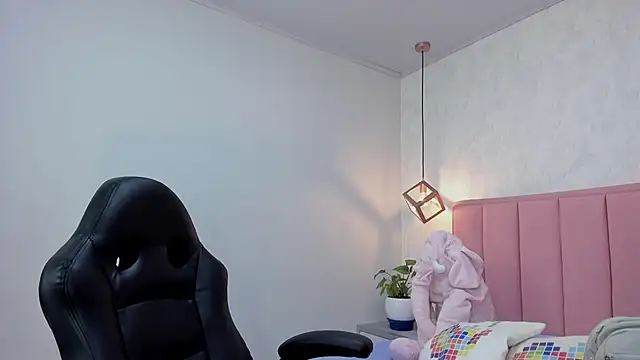 Snapshot of MAYROBERTSS chatting on 02/13/25, 12:32 MAYROBERTSS online show from 02/13/25, 12:32