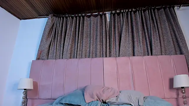 aurora divine online show from 02/26/25, 01:43