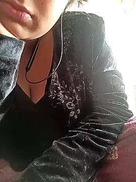 Snapshot of ruhi2003 chatting on 12/16/24, 09:57 ruhi2003 online show from 12/16/24, 09:57