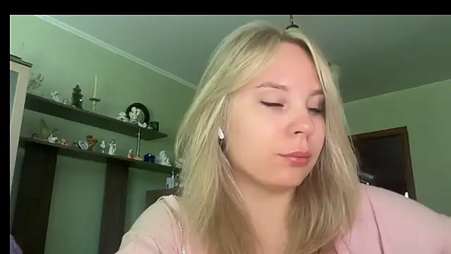 Snapshot of Thalia__Star chatting on 06/18/26, 08:47 Thalia Star online show from 06/18/26, 08:47