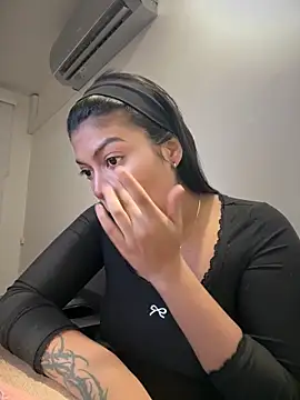 Snapshot of jennifer_oliveira chatting on 12/18/25, 09:04 jennifer oliveira online show from 12/18/25, 09:04