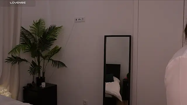 Lilly Colins online show from 01/16/25, 02:41