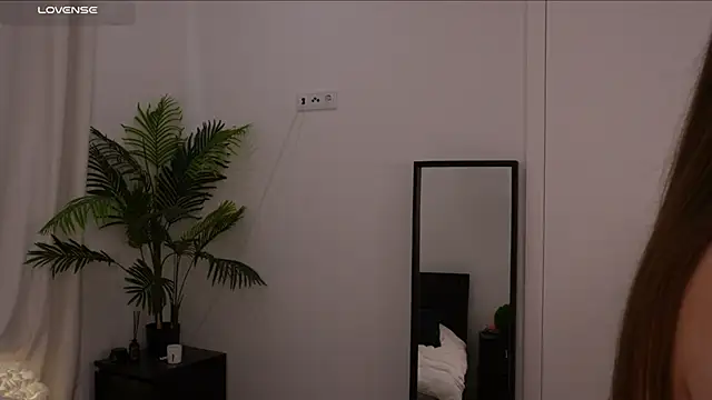 Lilly Colins online show from 01/17/25, 09:39