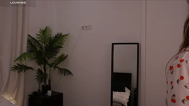 Lilly Colins online show from 01/18/25, 05:59