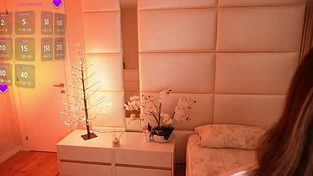 Lilly Colins online show from 07/12/26, 08:00