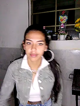 Snapshot of Alisson_420 chatting on 01/06/25, 01:20 Alisson 420 online show from 01/06/25, 01:20