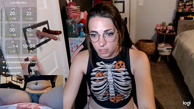 Snapshot of KSwonderland6 chatting on 10/31/25, 01:45 KSwonderland6 online show from 10/31/25, 01:45