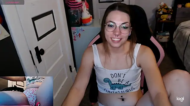 Snapshot of KSwonderland6 chatting on 12/15/25, 04:11 KSwonderland6 online show from 12/15/25, 04:11