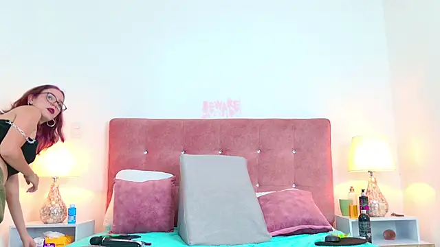 LiliFox18 online show from 12/28/24, 05:57