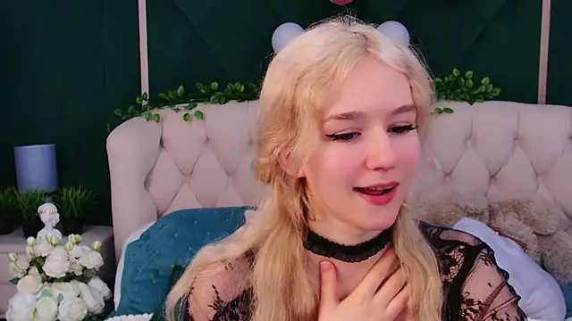 Snapshot of NaomiLoys chatting on 02/16/25, 08:11 NaomiLoys online show from 02/16/25, 08:11