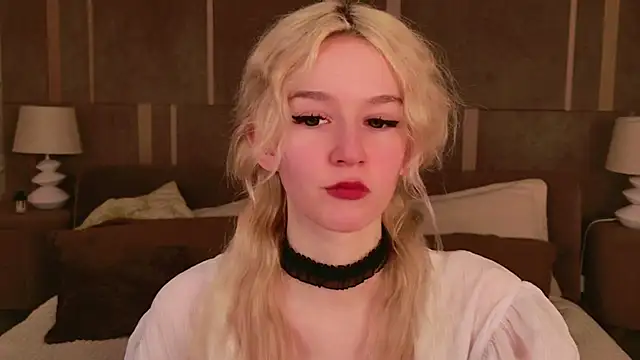 Snapshot of NaomiLoys chatting on 03/11/25, 03:48 NaomiLoys online show from 03/11/25, 03:48