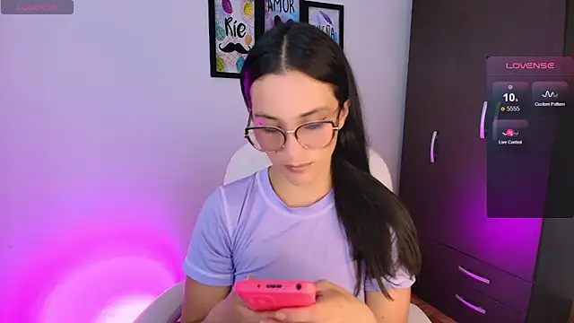 Snapshot of mariaan_m_ chatting on 11/27/25, 10:45 mariaan m online show from 11/27/25, 10:45