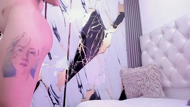 Snapshot of sophiee_evanss_ chatting on 12/17/24, 12:54 sophiee evanss online show from 12/17/24, 12:54