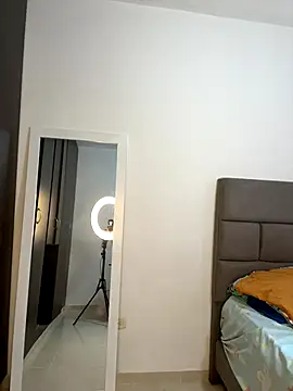 Snapshot of sophiee_evanss_ chatting on 11/19/25, 01:11 sophiee evanss online show from 11/19/25, 01:11