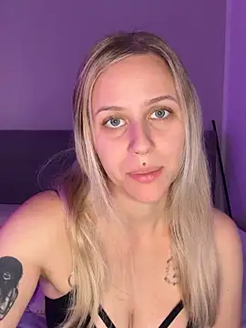 lunawolf21 online show from 10/21/25, 06:47