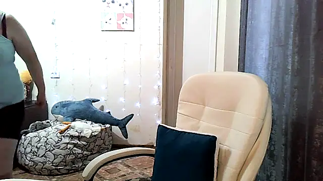 EmiliaLooo online show from 04/23/26, 12:29