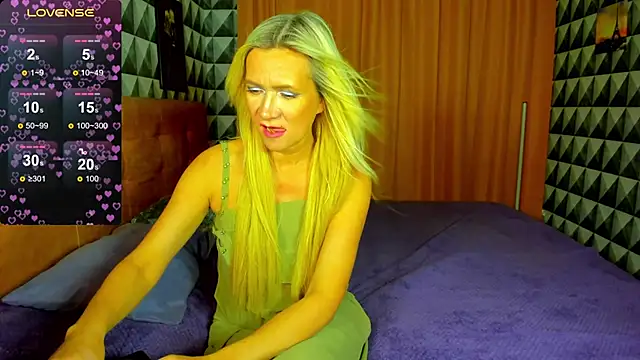 Luna  Lewis online show from 01/25/25, 02:03