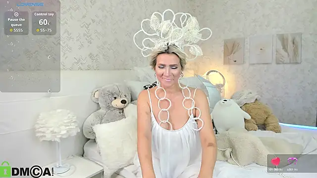 Luna  Lewis online show from 10/13/25, 08:36