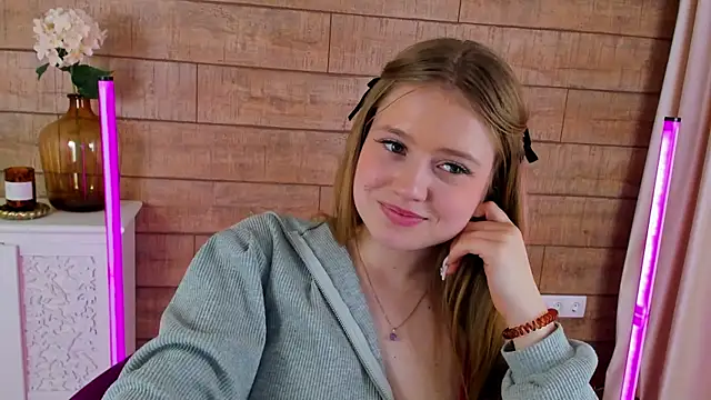 Snapshot of SelinSwarovski chatting on 03/18/25, 03:20 SelinSwarovski online show from 03/18/25, 03:20