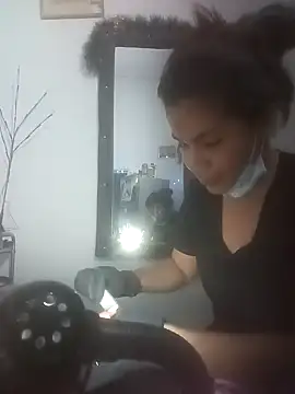 Snapshot of 02julieta chatting on 12/19/24, 05:18 02julieta online show from 12/19/24, 05:18