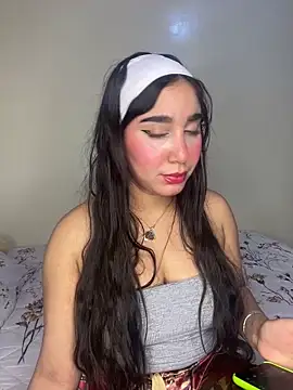 Snapshot of Meryem_Queen chatting on 03/03/25, 09:48 Meryem Queen online show from 03/03/25, 09:48