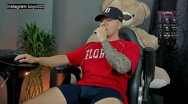 boyc022  online show from 02/25/25, 12:03