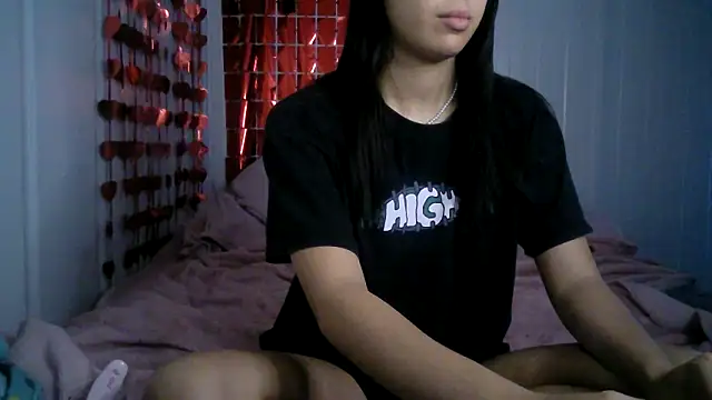Snapshot of isabella048 chatting on 10/11/25, 05:00 isabella048 online show from 10/11/25, 05:00