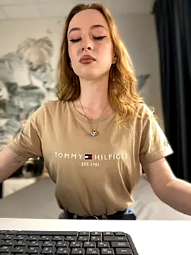 Snapshot of _AngelMoon_ chatting on 09/16/25, 04:02 AngelMoon online show from 09/16/25, 04:02