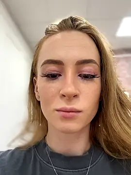 Snapshot of _AngelMoon_ chatting on 09/17/25, 03:52 AngelMoon online show from 09/17/25, 03:52