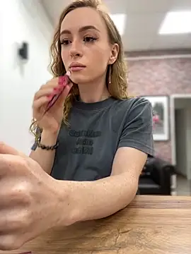 Snapshot of _AngelMoon_ chatting on 09/18/25, 04:03 AngelMoon online show from 09/18/25, 04:03