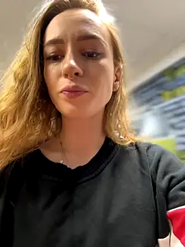 Snapshot of _AngelMoon_ chatting on 09/24/25, 04:27 AngelMoon online show from 09/24/25, 04:27