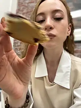 Snapshot of _AngelMoon_ chatting on 10/03/25, 03:47 AngelMoon online show from 10/03/25, 03:47