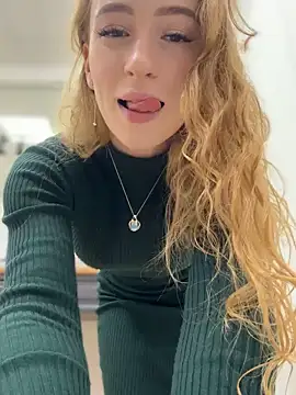 Snapshot of _AngelMoon_ chatting on 10/13/25, 04:01 AngelMoon online show from 10/13/25, 04:01