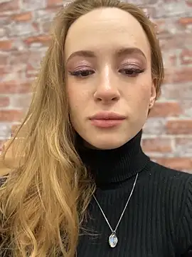 Snapshot of _AngelMoon_ chatting on 10/17/25, 03:42 AngelMoon online show from 10/17/25, 03:42