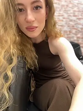 Snapshot of _AngelMoon_ chatting on 10/25/25, 03:47 AngelMoon online show from 10/25/25, 03:47