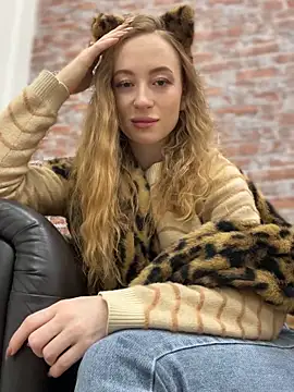 Snapshot of _AngelMoon_ chatting on 10/29/25, 03:42 AngelMoon online show from 10/29/25, 03:42