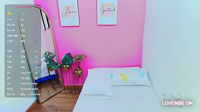 Snapshot of hornybarelylegalgirl chatting on 01/28/25, 12:32 hornybarelylegalgirl online show from 01/28/25, 12:32