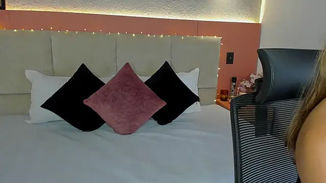 AniiRose online show from 12/17/25, 12:05