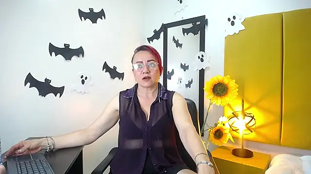 Lupiita223 online show from 10/28/25, 01:03